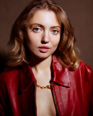 A photo of Amelia Clarkson, a Actress, who has a Soft Autumn color profile.