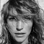 A photo of Arizona Muse, a Model, who has a Soft Autumn color profile.