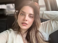 A photo of Armeena Khan, a Actress, who has a Bright Winter color profile.