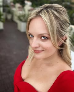A photo of Elisabeth Moss, a Actress, who has a Soft Autumn color profile.