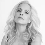 A photo of Mena Suvari, a Actress, who has a Light Summer color profile.