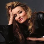 A photo of Natascha McElhone, a Actress, who has a Soft Autumn color profile.