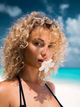 A photo of Rose Bertram, a Model, who has a Soft Autumn color profile.