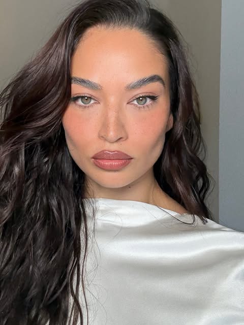 A photo of Shanina Shaik, a Model, who has a Soft Autumn color profile.