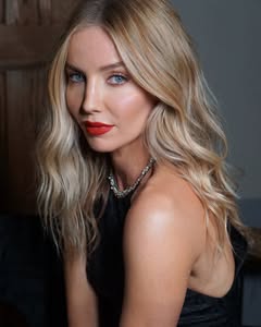 A photo of Annabelle Wallis, a Actress, who has a Light Spring color profile.