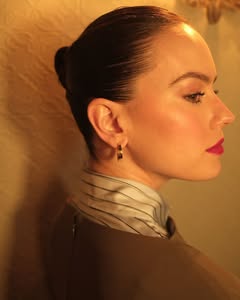 A photo of Daisy Ridley, a Actress, who has a Dark Winter color profile.
