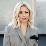 A photo of Elizabeth Banks, a Actress, who has a Light Spring color profile.