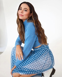 A photo of Miranda Cosgrove, a Actress, Singer, who has a Bright Spring color profile.