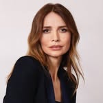 A photo of Saffron Burrows, a Actress, who has a Dark Autumn color profile.