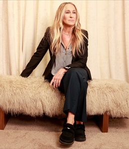 A photo of Sarah Jessica Parker, a Actress, who has a Soft Summer color profile.